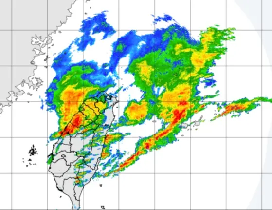 ▲整片附帶雷擊、大雨的雲不斷逼近台灣，中央氣象署也發布國家級的「大雷雨即時訊息」。（圖／中央氣象署）