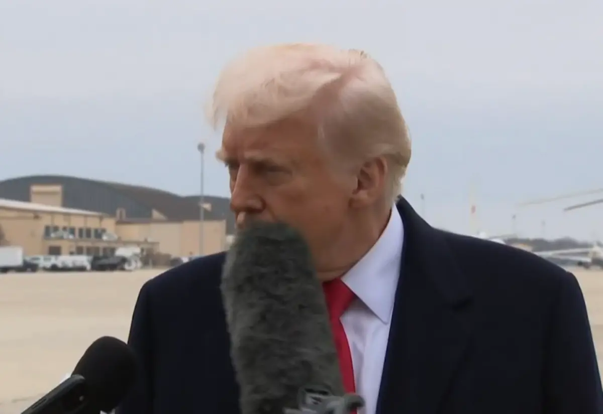 ▲川普14日接受聯訪時，意外遭到套了防風罩的收音麥克風打了一下嘴巴。（圖／擷取自影片）