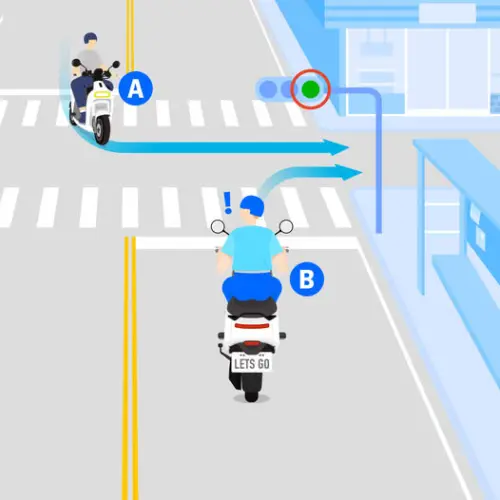 ▲兩車進入同一車道，圖中何者應先行？（圖／Gogoro Taiwan臉書）