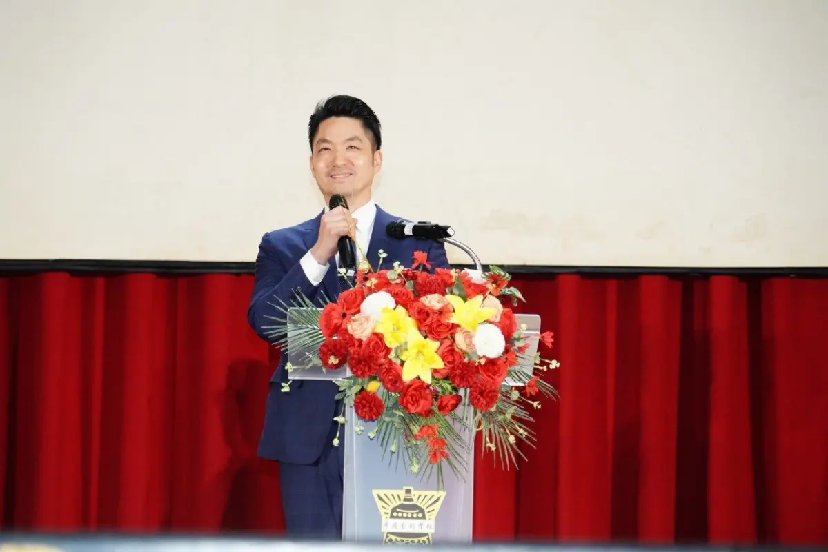 ▲蔣萬安雖說自己沒有藝人夢，但也獻唱王夢麟的《木棉道》以及告五人的《披星戴月的想你》。（圖／北市府提供）