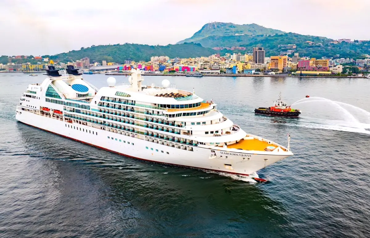 ▲璽寶郵輪公司探險號(Seabourn Quest)郵輪首航高雄港，高雄港務分公司安排象徵歡迎的噴水儀式，熱情迎接璽寶郵輪公司探險號郵輪進港。(圖／高雄港務分公司提供)