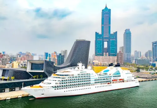 ▲璽寶郵輪公司探險號(Seabourn Quest)郵輪首航高雄港，泊靠高雄港旅運中心碼頭。(圖／高雄港務分公司提供)