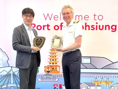 ▲高雄港務分公司棧埠事業處處長蔡建郎(左)代表致贈首航紀念牌給璽寶郵輪公司探險號(Seabourn Quest)郵輪船長(右)，以資紀念。(圖／高雄港務分公司提供)