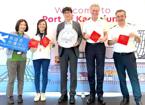 ▲高雄港務分公司棧埠事業處處長蔡建郎(中)代表致贈年節特色春聯給璽寶郵輪公司探險號(Seabourn Quest)郵輪船長(右2)一行，以資紀念。(圖／高雄港務分公司提供)
