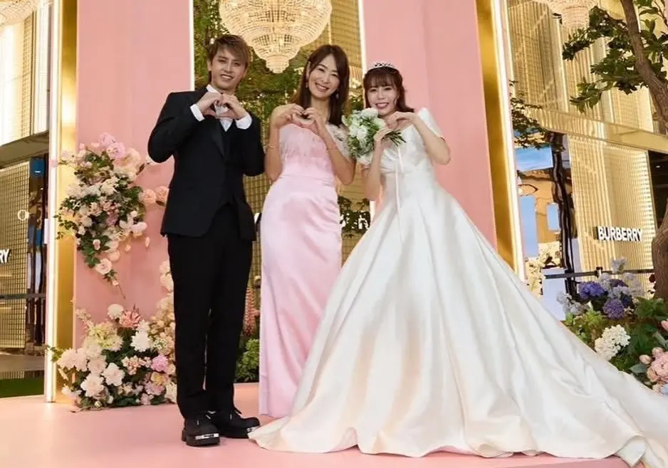 ▲田亞霍（左）昨日在台北101補辦婚禮，還唱自創曲告白愛妻（右），賈永婕（中）到場當見證人。（圖／台北101提供）