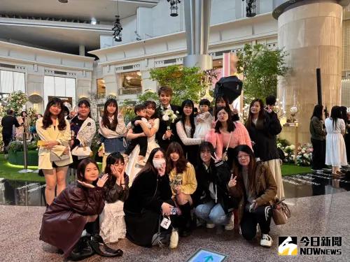 ▲粉絲到場見證田亞霍的婚禮。（圖／讀者提供）