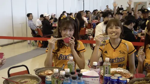 PS女孩小迪參加中職開幕記者會,體驗台灣辦桌文化。(圖/記者陳云茹攝) ▲PS女孩小迪參加中職開幕記者會,體驗台灣辦桌文化。(圖/記者陳云茹攝)