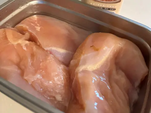 ▲雞胸肉料理前只要多一動作,泡鹽水或鹽漬法,就能讓肉煮起來不乾柴、鮮嫩多汁。(圖/家常菜臉書) ▲雞胸肉料理前只要多一動作,泡鹽水或鹽漬法,就能讓肉煮起來不乾柴、鮮嫩多汁。(圖/家常菜臉書)