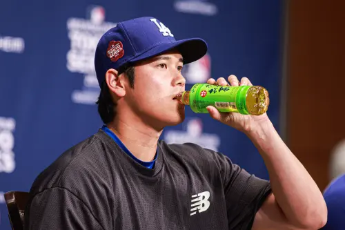 ▲大谷在昨日開幕記者會的受訪途中，特別拿起桌上代言的伊藤園綠茶大口暢飲。（圖／記者葉政勳攝）