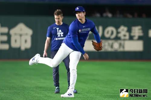 洛杉磯道奇隊球星大谷翔平賽前在外野進行熱身。(圖/記者葉政勳攝) ▲洛杉磯道奇隊球星大谷翔平賽前在外野進行熱身。(圖/記者葉政勳攝)