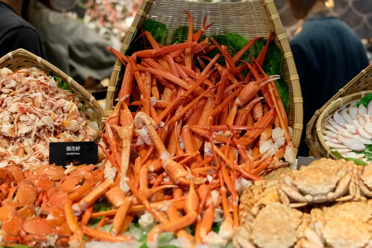 ▲晶華酒店集團旗下除了泰市場有供應松葉蟹腳，「栢麗廳」竟也默默地開始推出雪蟹腳吃到飽，於平日午、晚餐供應；而假日午、晚餐則是松葉蟹腳吃到飽。（圖／記者葉盛耀攝）