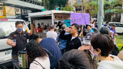 臭豆腐、生機飲料都來了!綠營首場下鄉宣講 宛如罷免嘉年華 ▲應援者站在臭豆腐攤旁邊,喊著要民眾先喝飲料再排隊吃臭豆腐、豬血湯。(圖/記者顏幸如攝,2025.03.15)