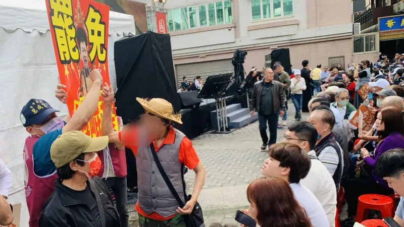 ▲民眾經過罷免傅崐萁的看板前，出其不意打了「傅崐萁」一下，引起眾人一陣笑聲。（圖／記者顏幸如攝，2025.03.15）