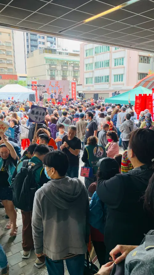 臭豆腐、生機飲料都來了!綠營首場下鄉宣講 宛如罷免嘉年華 ▲擠不進會場的民眾,站在捷運站裡聽宣講。(圖/記者顏幸如攝,2025.03.15)