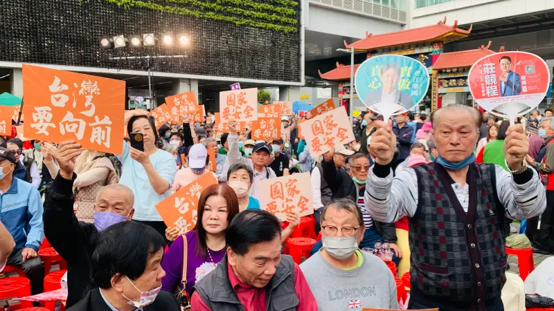 ▲支持者聽宣講，不忘帶著收藏2年的民進黨競選扇子上場。（圖／記者顏幸如攝，2025.03.15）