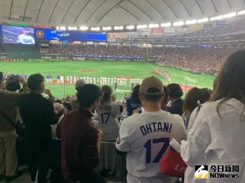 為捕捉大谷翔平出場的畫面,日本球迷紛紛站起來,走道也都擠得水泄不通。(圖/記者陳柏翰攝) ▲為捕捉大谷翔平出場的畫面,日本球迷紛紛站起來,走道也都擠得水泄不通。(圖/記者陳柏翰攝)