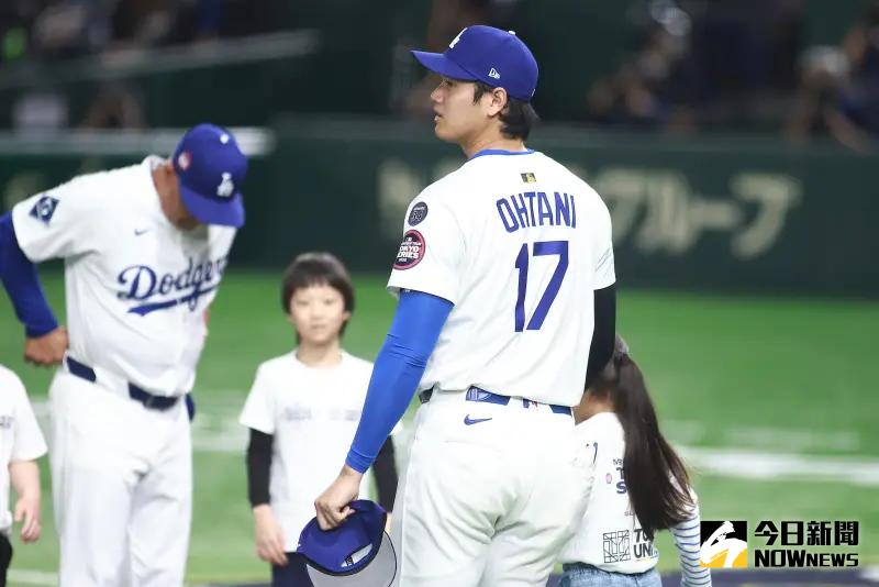 ▲大谷翔平登場後，現場歡呼聲不間斷，許多為捕捉大谷畫面，佔據在球場走道。（圖／記者葉政勳攝）