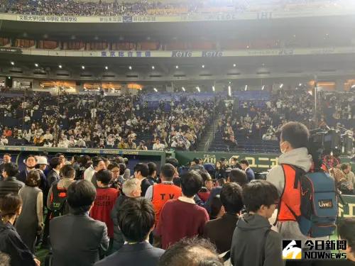 一如繼往,大谷翔平上場練習前,各國媒體在休息室前「守株待兔」。(圖/記者陳柏翰攝) ▲一如繼往,大谷翔平上場練習前,各國媒體在休息室前「守株待兔」。(圖/記者陳柏翰攝)