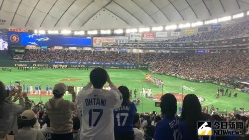 大谷翔平登場後,球迷也紛紛起身捕捉畫面。(圖/記者陳柏翰攝) ▲大谷翔平登場後,球迷也紛紛起身捕捉畫面。(圖/記者陳柏翰攝)