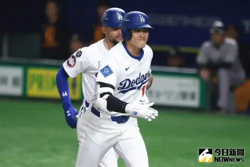 大谷翔平在壘上有人時上來打擊,他也大棒一揮掃出2分砲,幫助道奇隊取得4:0領先。 ▲大谷翔平在壘上有人時上來打擊,他也大棒一揮掃出2分砲,幫助道奇隊取得4:0領先。(圖/記者葉政勳攝)
