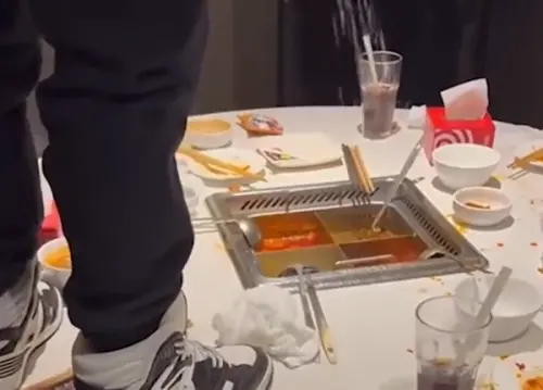屁孩「海底撈火鍋噴尿」慘了！父母恐賠千萬崩潰：砸鍋賣鐵付不起
