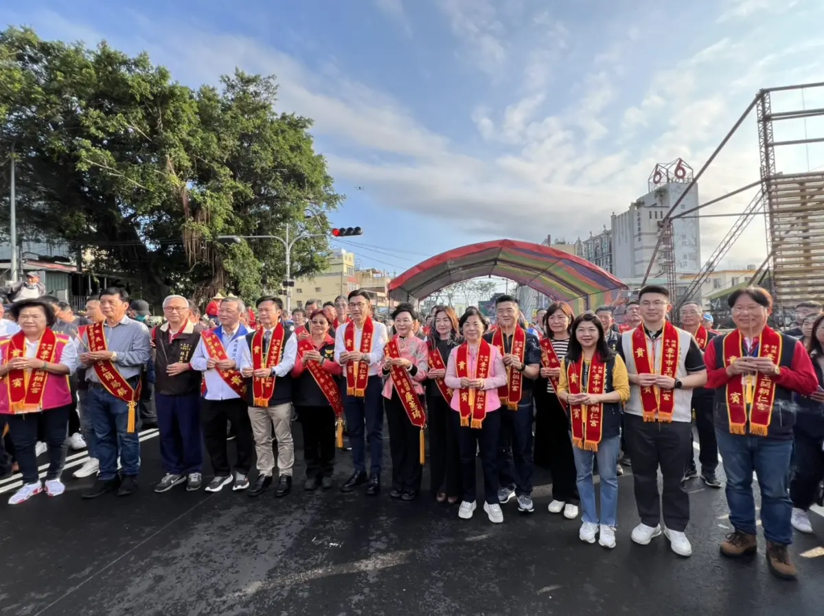 ▲兄弟宮延續18年會香遶境，立法院副院長江啟臣、市府副秘書長林育鴻等人，在台中與草屯交界烏溪橋扶轎送駕。（圖／市府提供）