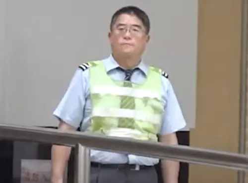 ▲李中寧幾年前被發現成了大樓的保安，身形也比過去拍三級片時明顯發胖，他卻安然自若。（圖／摘自YouTube）