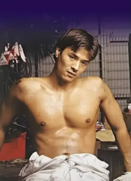 ▲林偉曾是搶手男模，雖然拍了幾部三級片，卻沒有後悔，之後也能成功進入很講求形象的電視台，在連續劇中擔任重要角色。（圖／摘自YouTube）