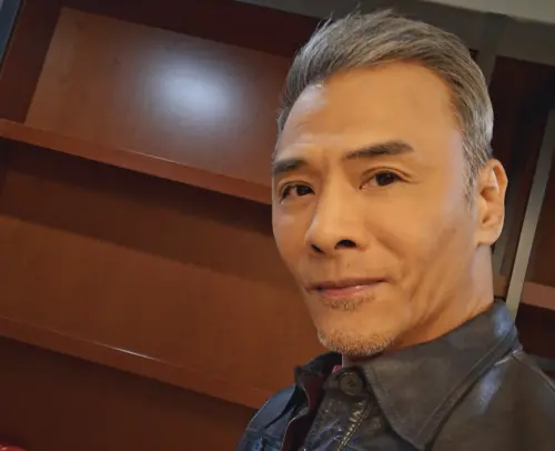 ▲林偉就算年逾花甲也還很有型，持續都有戲劇演出。（圖／摘自微博）