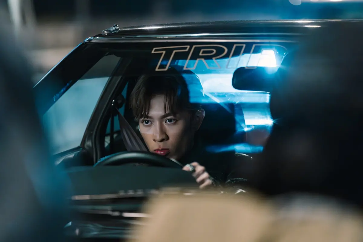 ▲Tyson Yoshi（如圖）在新歌〈1994〉MV中致敬《古惑仔》裡的鄭伊健，把開不到2次的百萬跑車撞爛，直呼：「快破產了！」（圖／想不到音樂工作室提供）