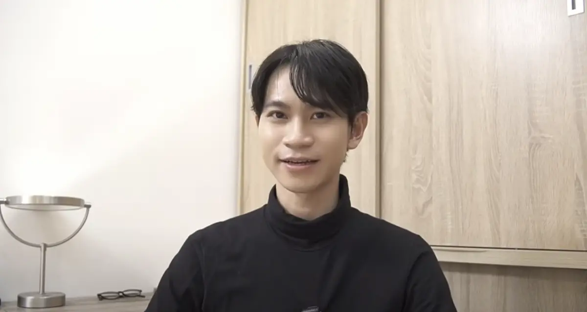 ▲Andy（如圖）在開撕前女友家寧後，目前居住的月租6000元小套房也掀起討論，對此有房仲在網路上刊登了「Andy同款套房」搏眼球，讓粉絲驚呆：「同款蟑螂跟老鼠嗎？」（圖／Andy老師 YouTube）