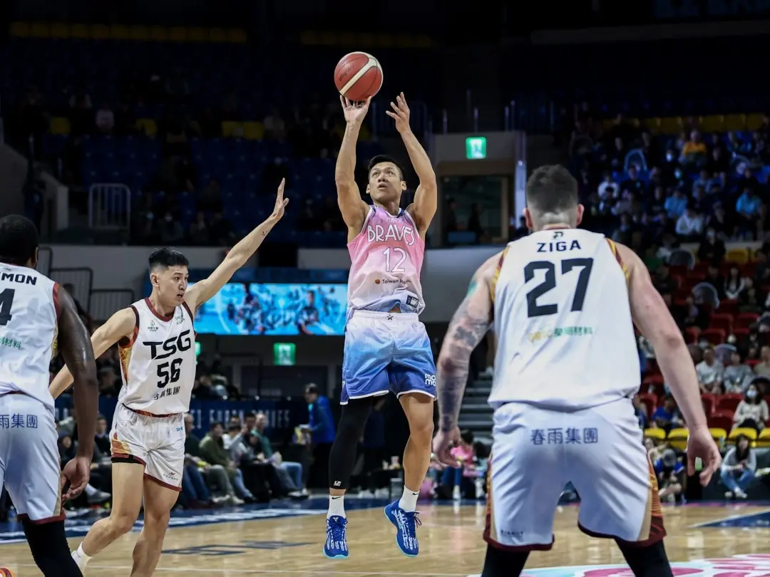 ▲台北富邦勇士今（15）日睽違76天重返主場台北和平館，在關鍵一戰中以104：98力克台南台鋼獵鷹，確定取得2024-25賽季P.LEAGUE+季後賽門票。（圖／富邦勇士提供）