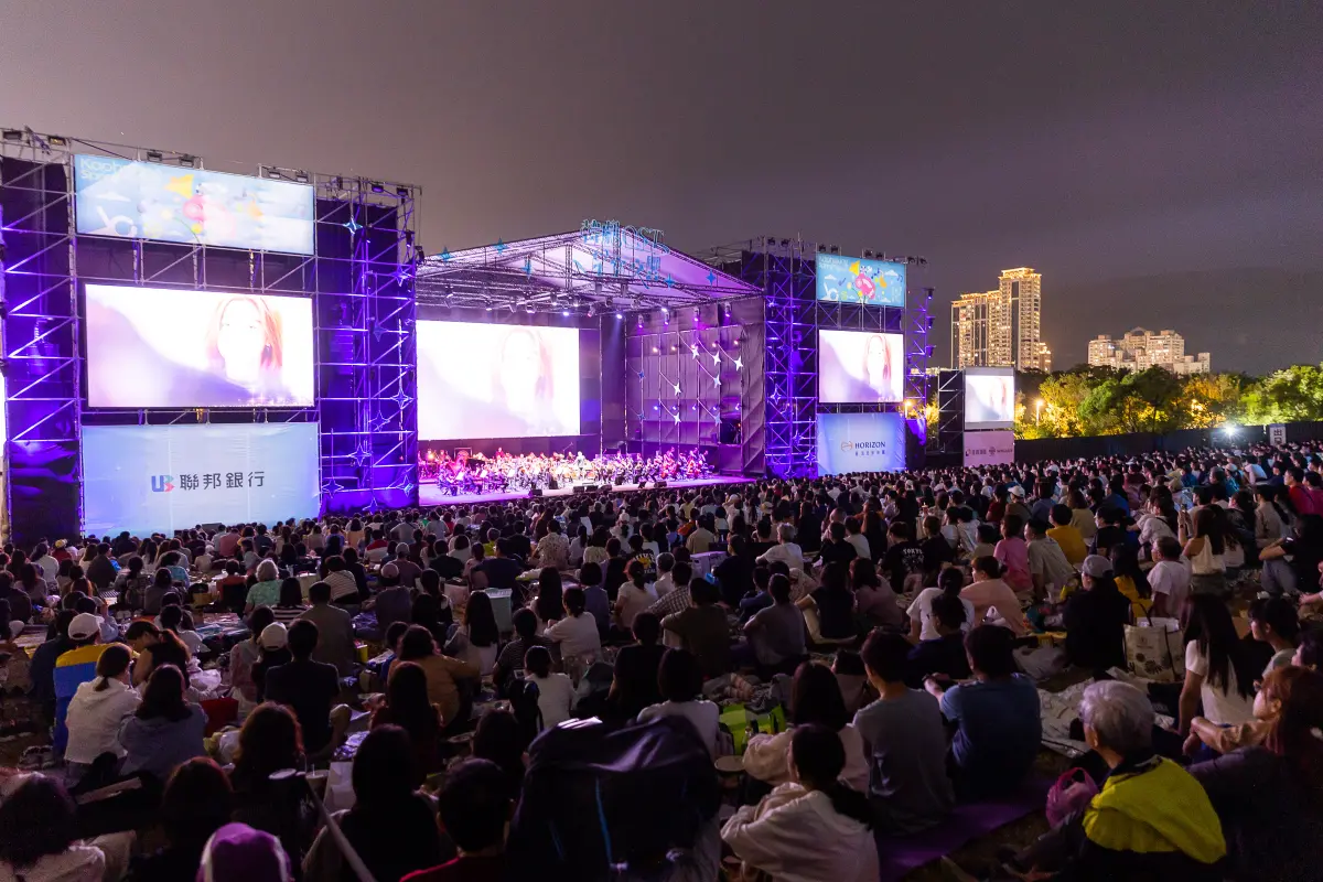 ▲今晚《韓劇OST星空交響》草地音樂會現場近三千位觀眾與情人家人朋友一起鋪上野餐墊席地而坐，在春天夜裡共享這場難忘的韓劇音樂會盛宴！（圖／高雄春天藝術節提供）