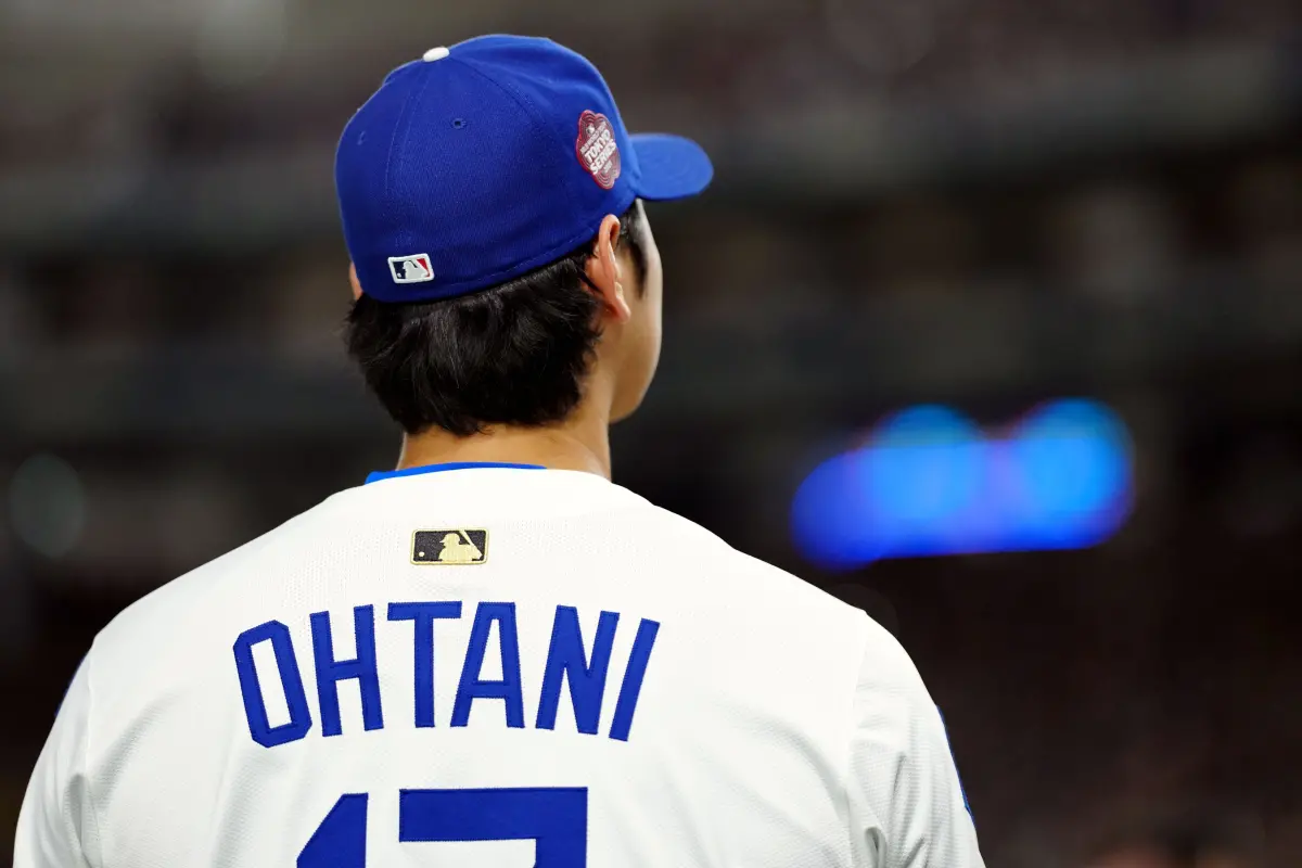 ▲大谷翔平在MLB東京系列賽2025熱身賽中，不僅轟出兩分砲，球衣細節更引起關注——他的MLB官方標誌竟是金色設計，全大聯盟僅6名球員擁有這項榮譽，讓球迷驚呼：「完全沒發現！」（圖／取自大聯盟官網）