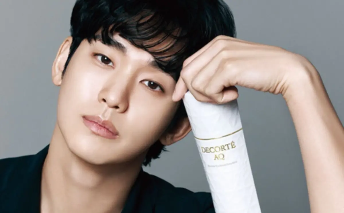 ▲日系品牌黛珂推出大谷翔平最新廣告，被認為是要救火另一名代言人金秀賢（如圖）。對此，台灣黛珂澄清2點真相，強調新廣告的推出時間與金秀賢無關。（圖／翻攝自黛珂網站）