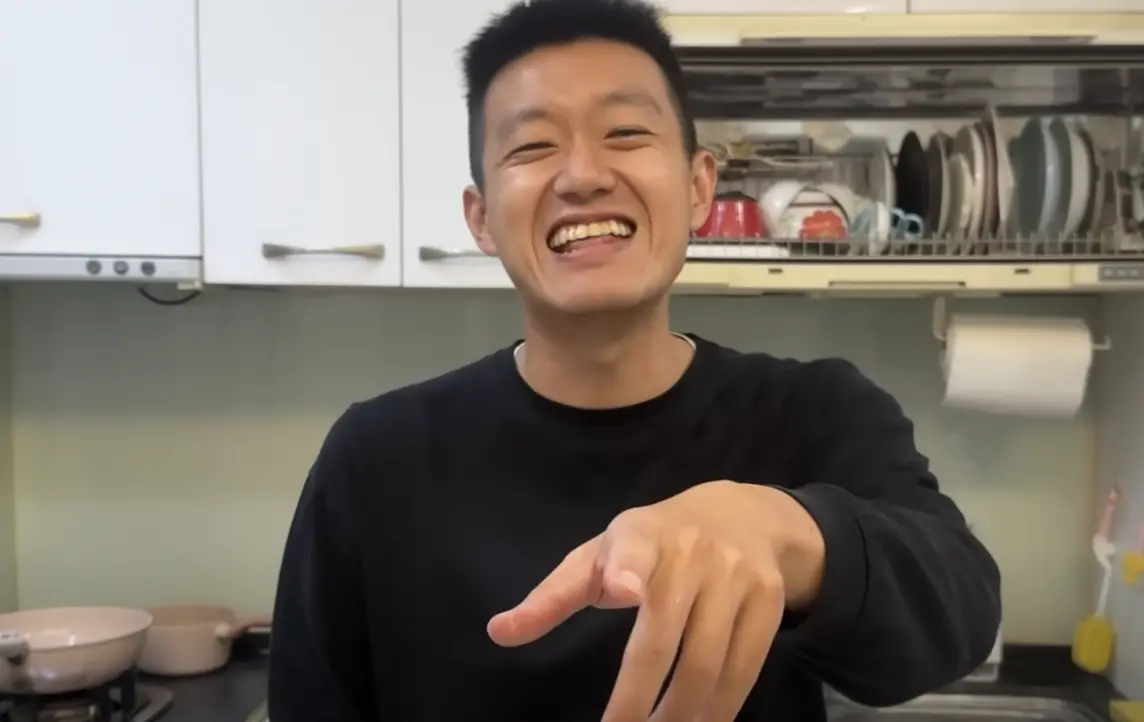 ▲YouTuber團體「狠愛演」前成員牛排（如圖）近日與老婆妮妮宣布團隊擴編，並公開發表徵才，怎料工作內容及待遇薪資再掀熱議，網友看了直呼不成比例，紛紛喊話：「10萬我都不要！」（圖／翻攝自YouTube 牛排）