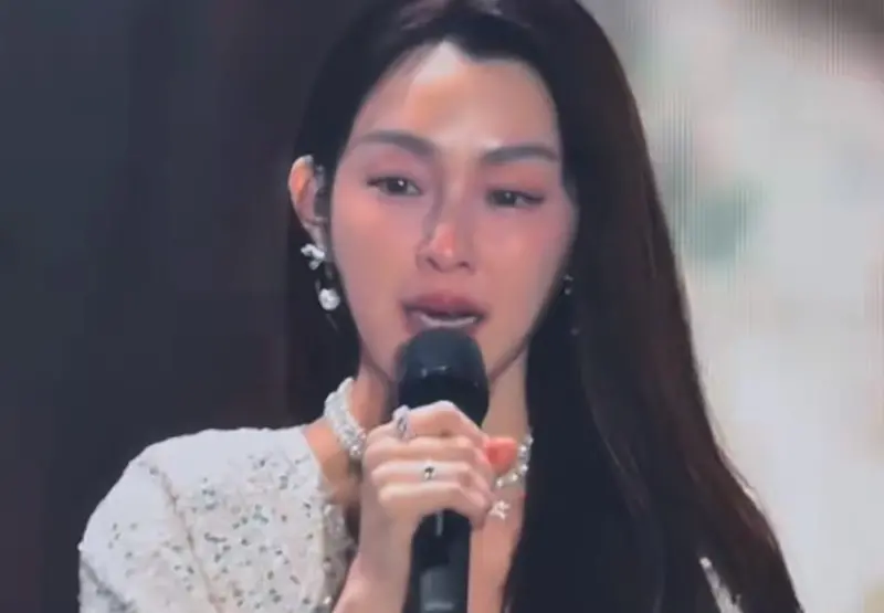 ▲范瑋琪（如圖）昨晚演唱會獻唱〈一個像夏天一個像秋天〉送給安葬在金寶山的大S；而同場拼盤演唱會嘉賓還有范瑋琪昔日好友張韶涵。（圖／翻攝自微博）