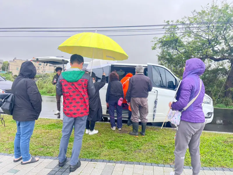 ▲罷免圖涂權吉團體昨日首度使用行動連署車，強調無論天氣如何，一定設法讓民眾順利完成連署。（圖／全力一擊．罷免涂權吉提供）