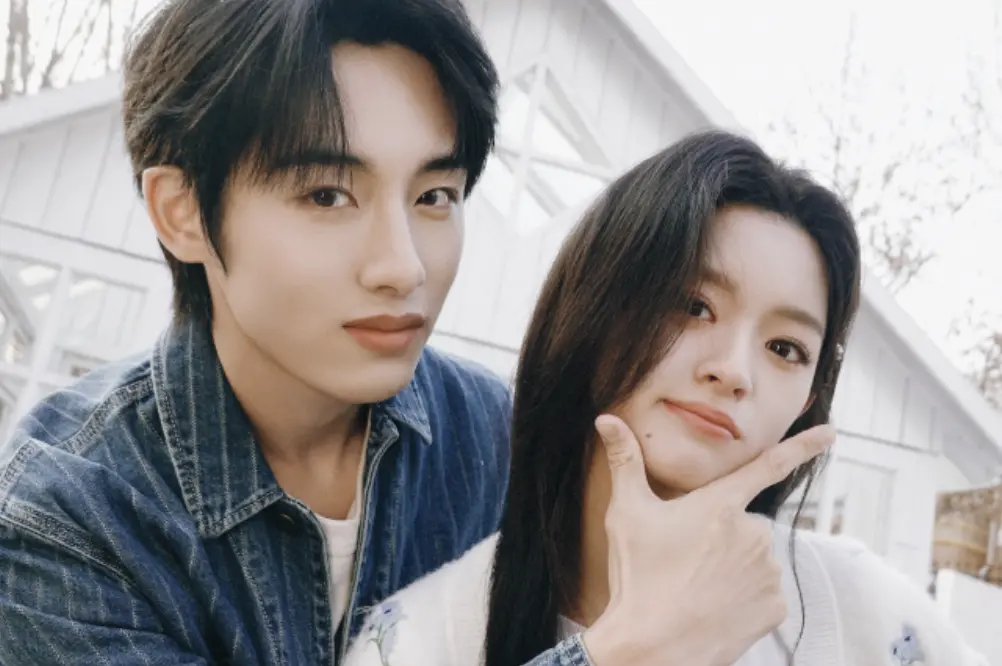 ▲金秀賢和金賽綸的事件影響到中國娛樂圈，黃楊鈿甜（右）和董思成（左）在《五福臨門》中飾演夫妻，但黃楊鈿甜才17歲，引來撻伐。（圖／翻攝自微博）