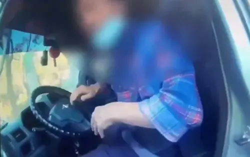 73歲張姓老翁今天下午4時30分許駕廂型車行經高市中華三路與五福路口時,車突衝上人行道,當場撞傷和兒子來台觀光的61歲日籍婦人。(圖/翻攝畫面) ▲肇事的張翁經警方施以酒測,無酒駕行為,詳細車禍肇責由交通大隊分析判定。(圖/翻攝畫面)