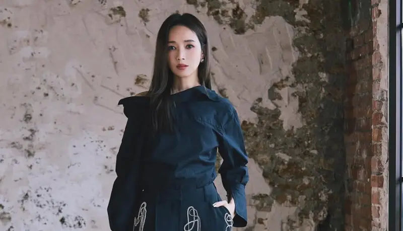 ▲侯佩岑「回歸中國」在對岸發展演藝事業，近日更被大陸網友的應援逼哭，她見到粉絲守候瘋狂跳腳、揮手回應。（圖／侯佩岑IG）