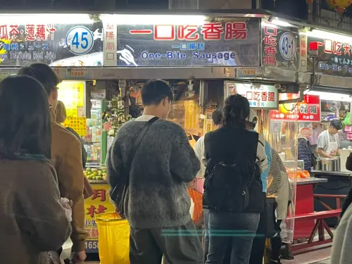 ▲基隆廟口夜市「世盛一口吃小香腸」不管平日或假日，總是會排起長長人龍等著享用美食。（圖／記者陳雅雲攝）