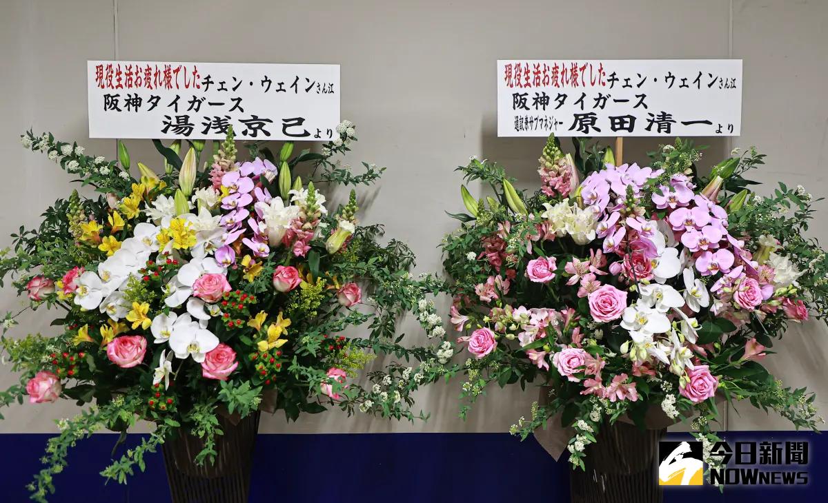 ▲陳偉殷過去在阪神虎的隊友湯淺京己與翻譯原田清一獻上引退花束。（圖／記者葉政勳攝）