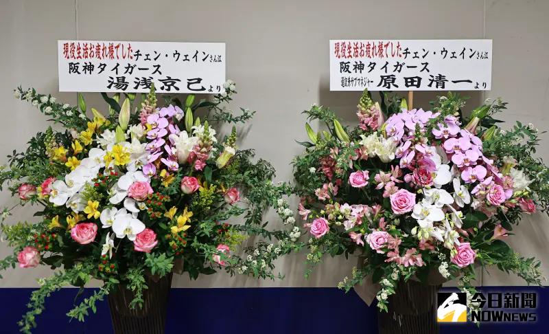 ▲陳偉殷過去在阪神虎的隊友湯淺京己與翻譯原田清一獻上引退花束。（圖／記者葉政勳攝）