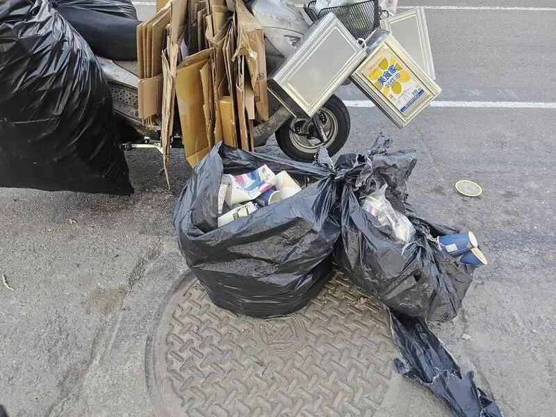 ▲73歲張姓老翁騎車載滿回收物，途中掉落2大袋。（圖／翻攝畫面）