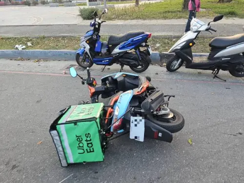 ▲外送騎士行駛遇到前方機車散落的回收物，當場煞車不及摔倒。（圖／翻攝畫面）