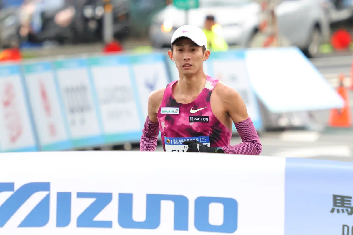 ▲2025新北市萬金石馬拉松今(16)日在萬里翡翠灣熱血開跑，內好手周庭印以2小時26分19秒完成國內男子組冠軍連霸。（圖／新北市政府體育局圖供）