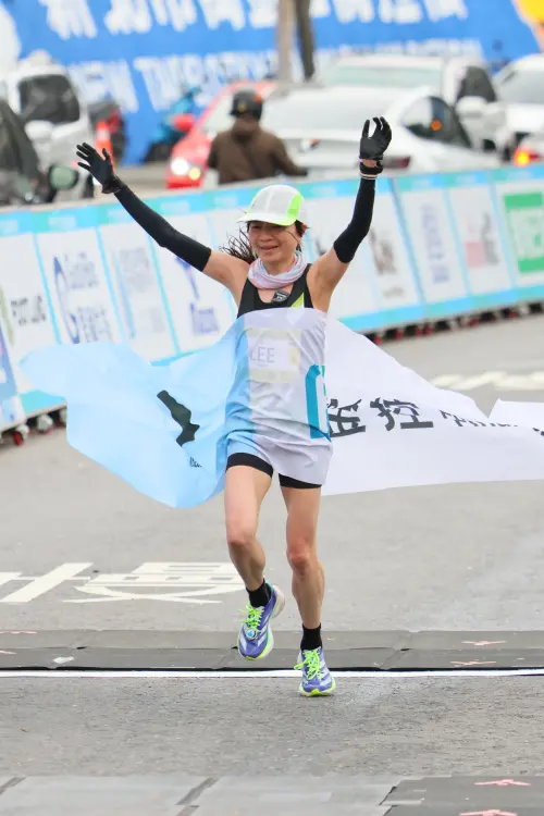 ▲國內女子組冠軍則以李佳玫的2小時57分03秒奪魁，賽後她表示，終場發現破自己2022年的場地紀錄，想對自己說「很棒！進步了」。（圖／新北市體育局提供）
