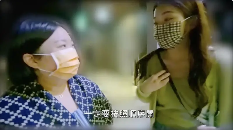 ▲YouTuber「眾量級」Andy與家寧（右）爭議狂燒，網友翻出3年前家寧（右）與蘿拉（左）瞞著蔡阿嘎竊語討論企劃的影片，家寧事後還被蔡阿嘎笑虧「奧斯卡影帝」，讓許多觀眾不忍驚呼：「根本神預言！」（圖／翻攝自眾量級YouTube）