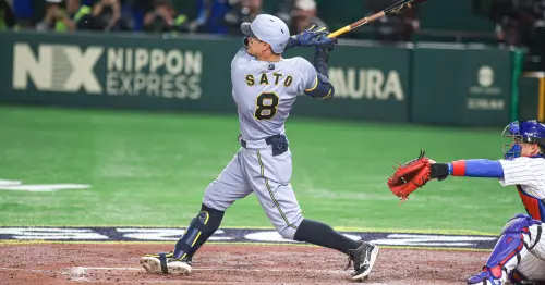 ▲日本職棒阪神虎隊佐藤輝明,在與MLB洛杉磯道奇隊的熱身賽中,棒打賽揚強投Blake Snell,敲出致勝3分砲。(圖/記者葉政勳攝) ▲日本職棒阪神虎隊佐藤輝明,在與MLB洛杉磯道奇隊的熱身賽中,棒打賽揚強投Blake Snell,敲出致勝3分砲。(圖/記者葉政勳攝)